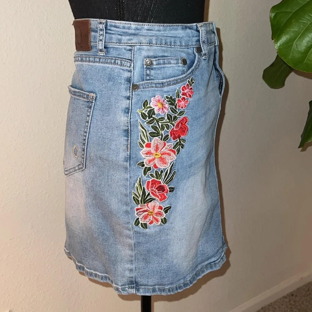 ESQUALO Jeans Women’s Jean Denim Skirt Embroidered Floral Design Size 10